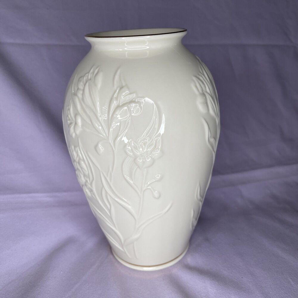 LENOX Masterpiece Ivory w/24K Gold Trim Embossed Floral 7” Vase